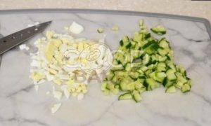 Блинные кулечки с селедочным салатом и икрой рецепт шаг 3
