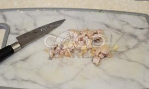 Блинные кулечки с селедочным салатом и икрой рецепт шаг 4