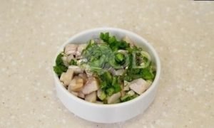 Блинные кулечки с селедочным салатом и икрой рецепт шаг 5