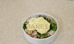 Блинные кулечки с селедочным салатом и икрой рецепт шаг 6