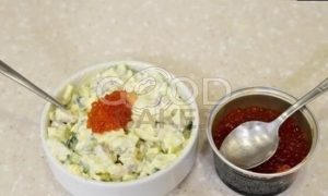 Блинные кулечки с селедочным салатом и икрой рецепт шаг 7