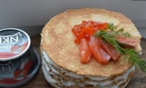 Блинный торт из овсянки с соусом дзадзики, лососем и икрой кулинарный рецепт