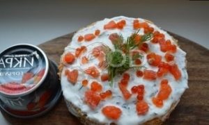 Блинный торт из овсянки с соусом дзадзики, лососем и икрой рецепт шаг 6