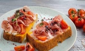 Бутерброды из тыквенного хлеба с ветчиной и помидорами кулинарный рецепт
