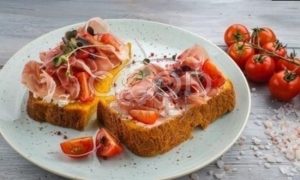 Бутерброды из тыквенного хлеба с ветчиной и помидорами рецепт шаг 7