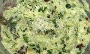 Кабачковые маффины с сыром, зеленью и вялеными томатами рецепт шаг 4