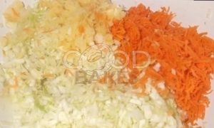 Капустные драники с яблоком и морковью рецепт шаг 1