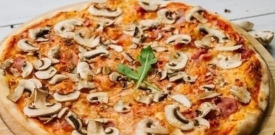 Пицца с шампиньонами и томатным соусом кулинарный рецепт