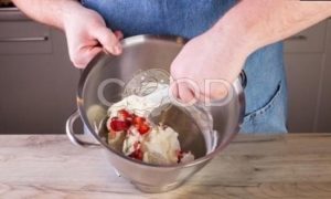 Рулет бисквитный с ягодами рецепт шаг 4