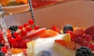 Салат Macedonia из свежих ягод и фруктов кулинарный рецепт