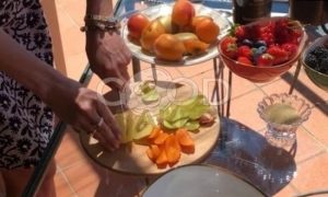 Салат Macedonia из свежих ягод и фруктов рецепт шаг 2