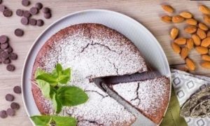Шоколадный пирог с вишней и миндалем кулинарный рецепт
