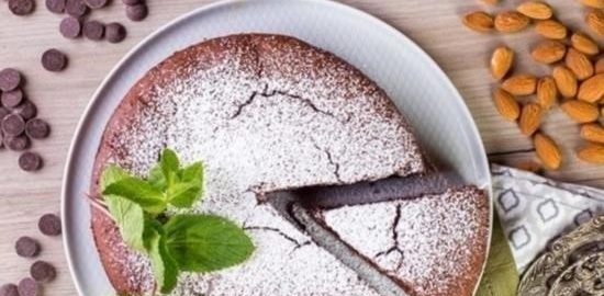 Шоколадный пирог с вишней и миндалем кулинарный рецепт