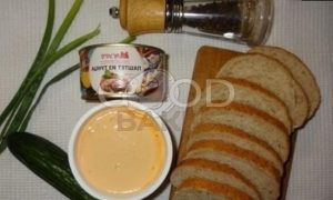 Тосты с плавленым сыром и паштетом из тунца рецепт шаг 1