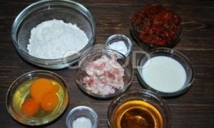 Закусочный кекс с беконом, вялеными томатами и сыром рецепт шаг 1