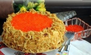 Закусочный торт с крабово-креветочным муссом под икорной шапкой кулинарный рецепт