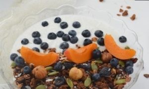 Гранола с йогуртом и фруктами кулинарный рецепт
