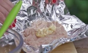 Куриные колбаски с пряным маслом и гренками рецепт шаг 8