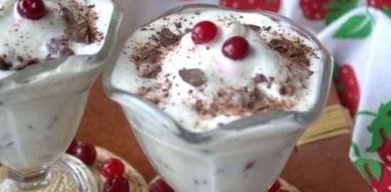 Молочное мороженое с клюквой и шоколадом кулинарный рецепт