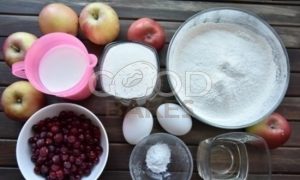 Шарлотка на кефире с яблоками и клюквой рецепт шаг 1