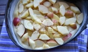Шарлотка на кефире с яблоками и клюквой рецепт шаг 4