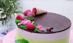 Торт «Птичье молоко» со вкусом малины, фисташек и розы кулинарный рецепт