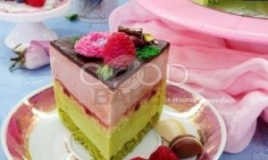 Торт «Птичье молоко» со вкусом малины, фисташек и розы рецепт шаг 26