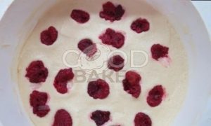 Торт «Птичье молоко» со вкусом малины, фисташек и розы рецепт шаг 7