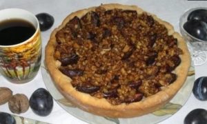 Пирог со сливами и орехами кулинарный рецепт