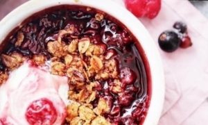 Цельнозерновой крамбл с ягодами кулинарный рецепт