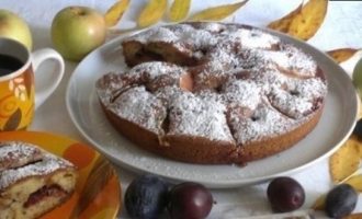 Пирог со сливами и яблоками кулинарный рецепт