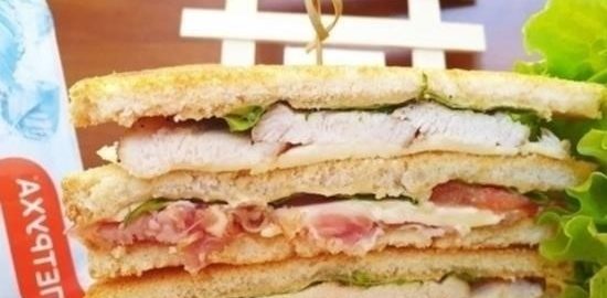 Клубный сэндвич с курицей и беконом кулинарный рецепт