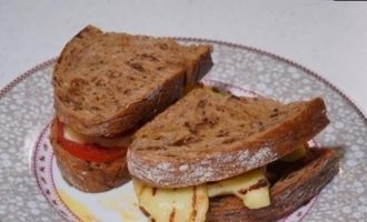 Бутерброд с сыром халуми, харисой и медом кулинарный рецепт