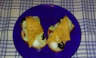 Горячие бутерброды с перепелиными яйцами и овощами кулинарный рецепт