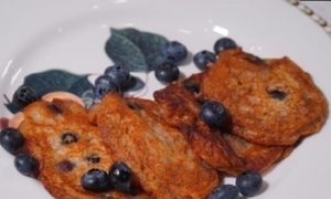Мини-блинчики с голубикой и бананом кулинарный рецепт
