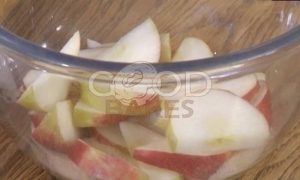 Ореховый пирог с яблоками и малиной рецепт шаг 5