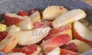 Ореховый пирог с яблоками и малиной рецепт шаг 7