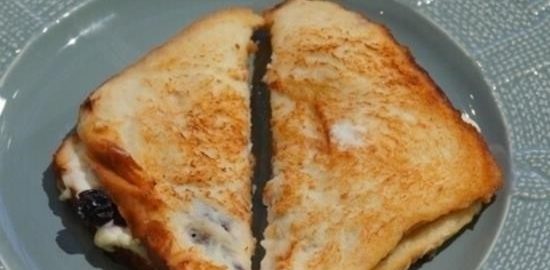 Французский тост со сливочным сыром и вишней кулинарный рецепт