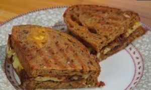 Горячие бутерброды с сыром и карамелизированным луком кулинарный рецепт