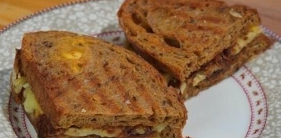 Горячие бутерброды с сыром и карамелизированным луком кулинарный рецепт
