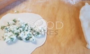 Пирожки на кефире с брынзой и зеленым луком рецепт шаг 3