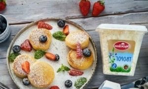 Сырники со свежими ягодами кулинарный рецепт