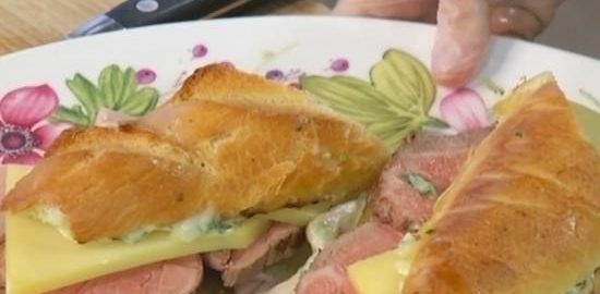 Сэндвичи с чеддером, ростбифом и домашним майонезом кулинарный рецепт