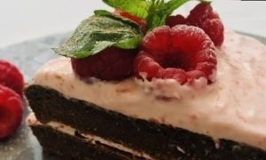 Шоколадный диетический мини-торт с малиной кулинарный рецепт