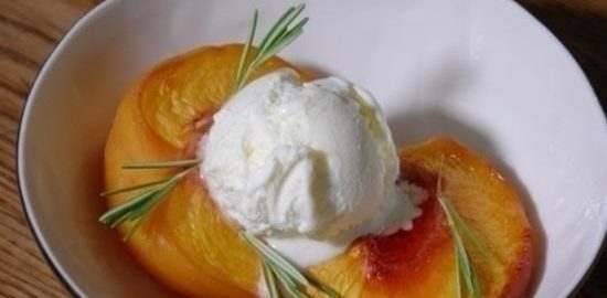 Персики, припущенные в розмариновом сиропе кулинарный рецепт