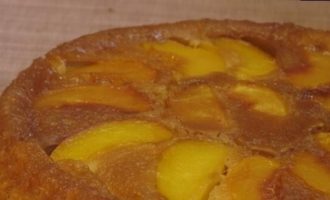Пирог с персиками в карамели кулинарный рецепт