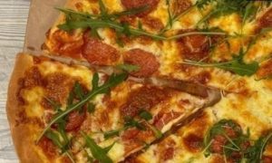Пицца с томатами и колбасой кулинарный рецепт