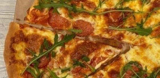 Пицца с томатами и колбасой кулинарный рецепт