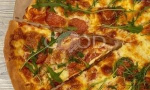 Пицца с томатами и колбасой рецепт шаг 6
