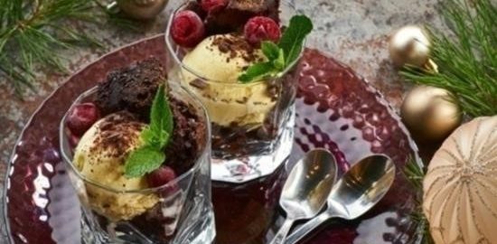 Брауни с вишней и сливочным мороженым кулинарный рецепт